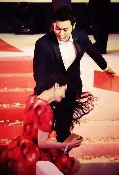 吃瓜两个人娱乐圈,揭秘明星幕后故事